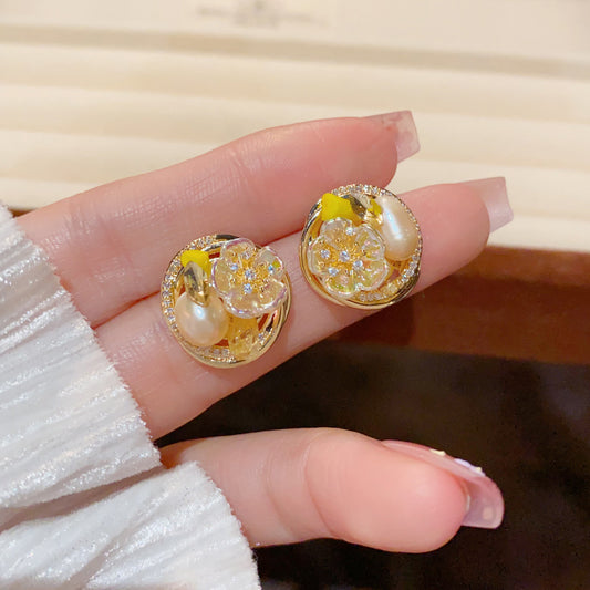 珍珠花朵圓形小巧耳釘－商品主圖｜https://igowo.tw/