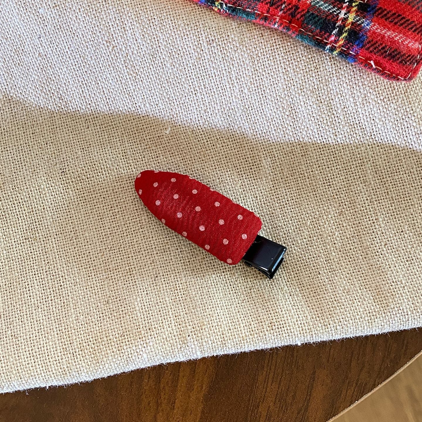 紅色布面波點復古髮夾－柳葉款細節｜https://igowo.tw/