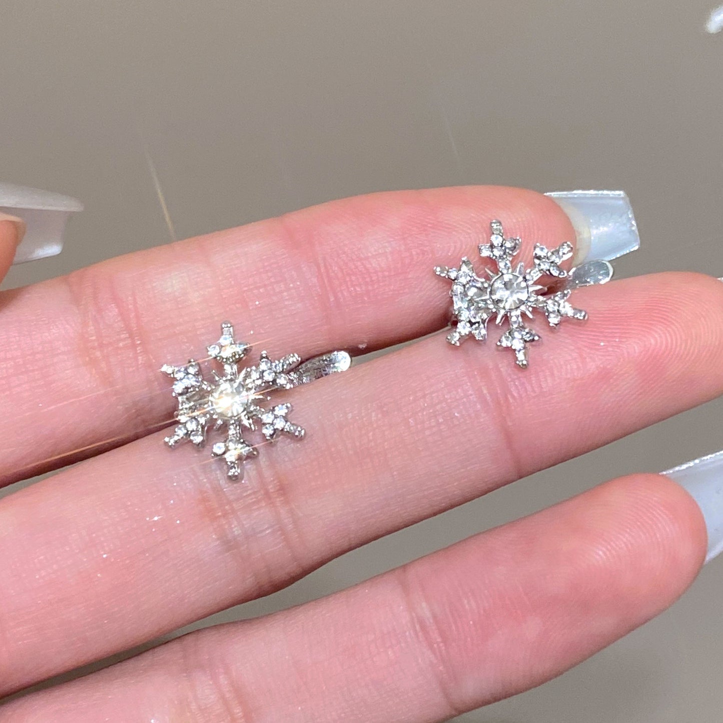 鋯石雪花免耳洞耳夾－第二視角實拍｜https://igowo.tw/