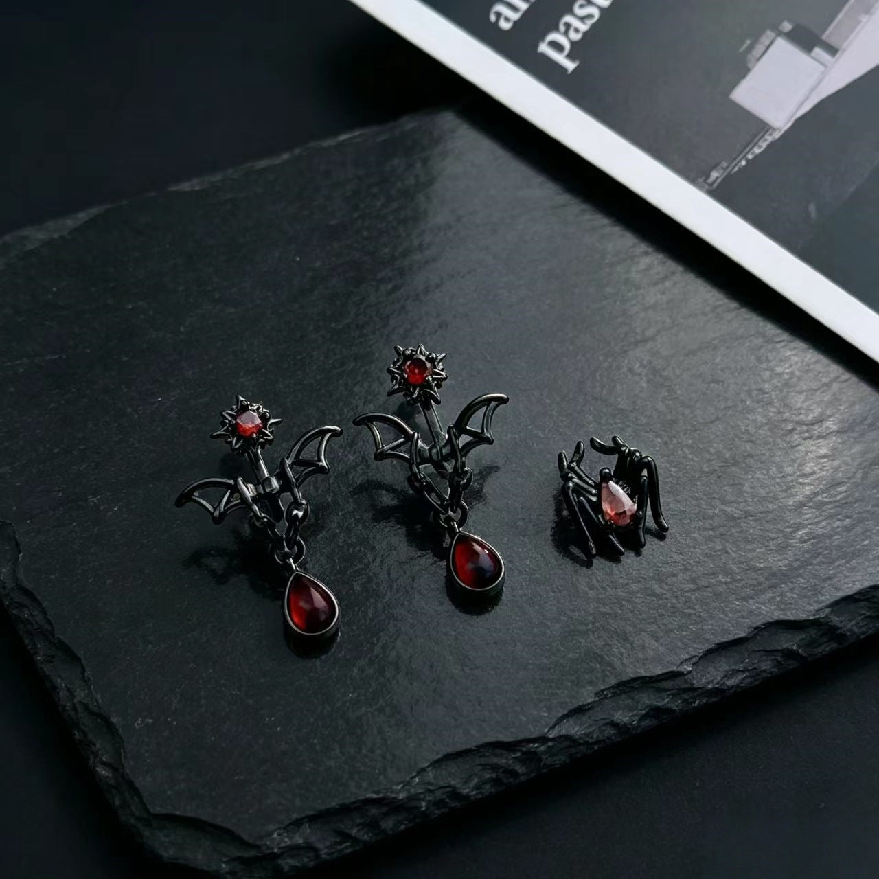 黑色蝙蝠蜘蛛垂墜耳環－細節特寫2｜https://igowo.tw/