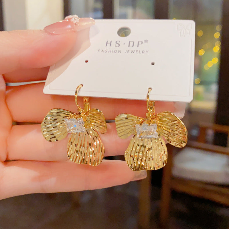 金屬花朵鑲鑽耳扣－商品主圖｜https://igowo.tw/