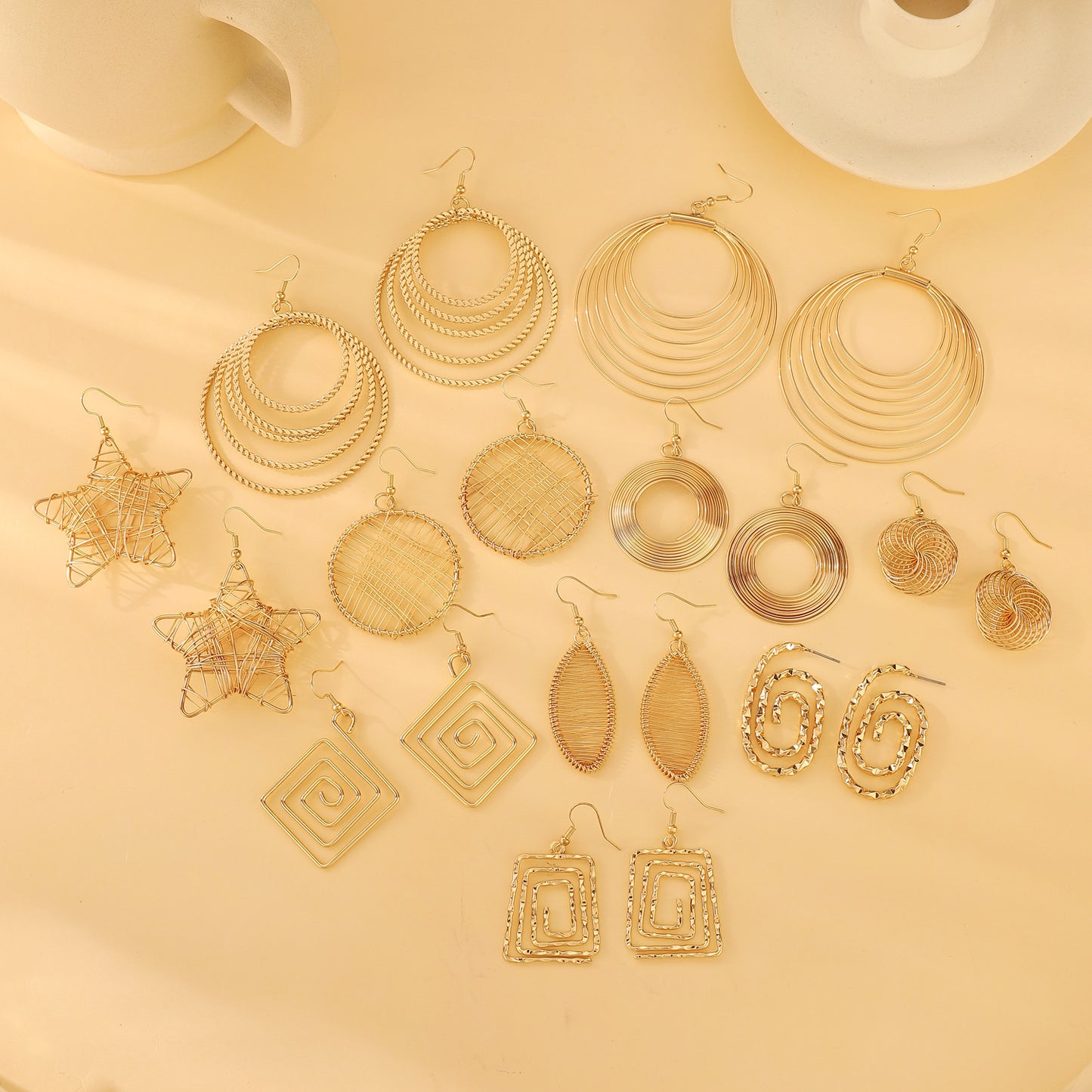金屬星星扭紋鏤空耳環－商品主圖｜https://igowo.tw/