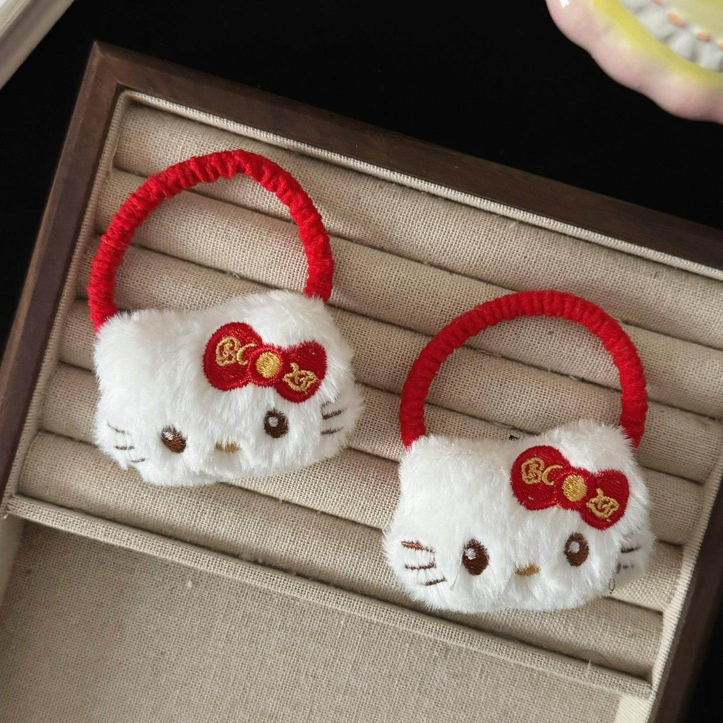 紅色絨面貓咪髮圈－商品主圖｜https://igowo.tw/