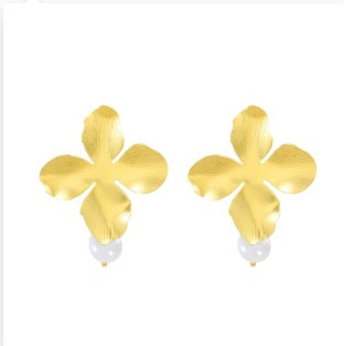 粉色珍珠花朵耳釘－細節特寫8｜https://igowo.tw/