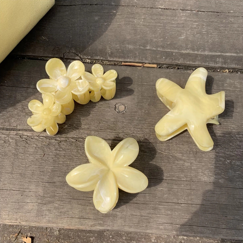 黃色海星花朵鯊魚夾－黃色雞蛋花款實拍｜https://igowo.tw/