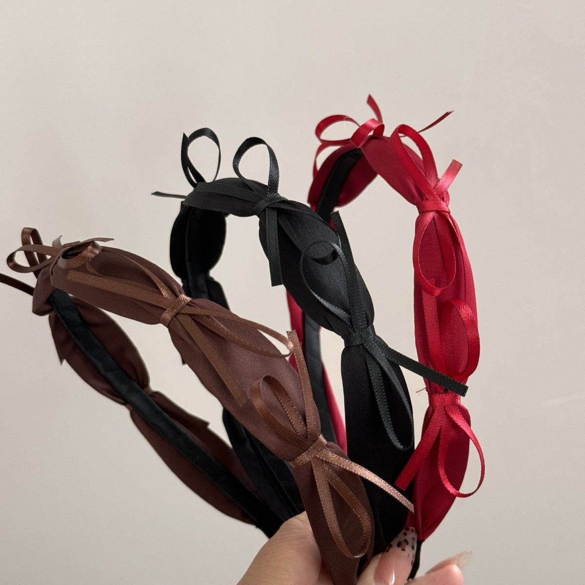 緞帶蝴蝶結髮箍－細絲帶結箍-紅色款實拍｜https://igowo.tw/
