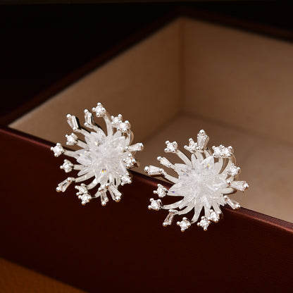 水晶鋯石花朵耳釘－白水晶（鍍厚銀）款實拍｜https://igowo.tw/