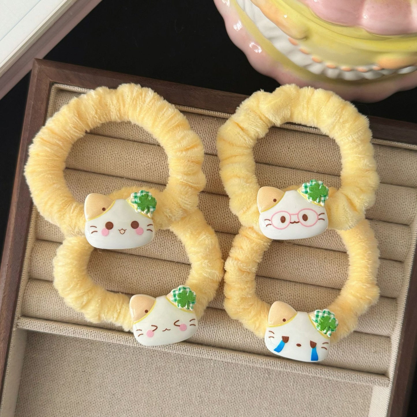 黃色絨面貓咪卡通髮圈－商品主圖｜https://igowo.tw/