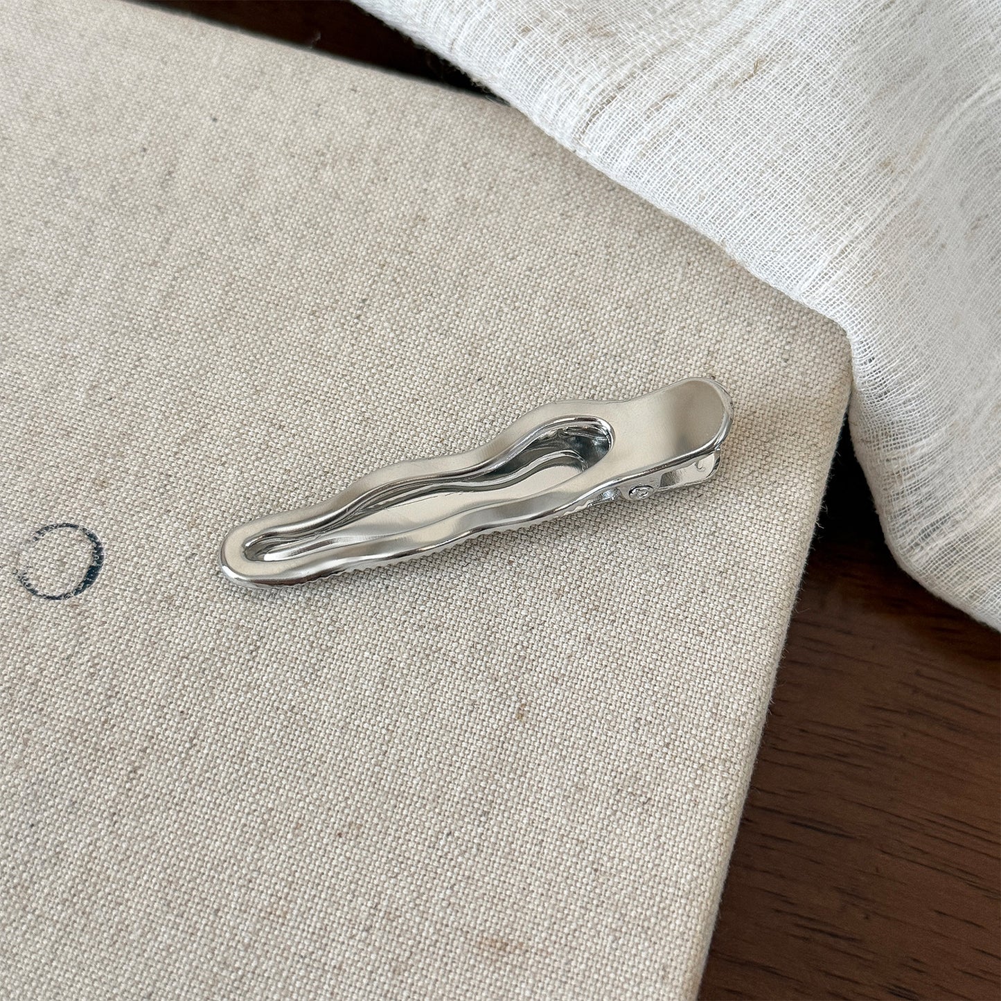 銀色金屬髮夾