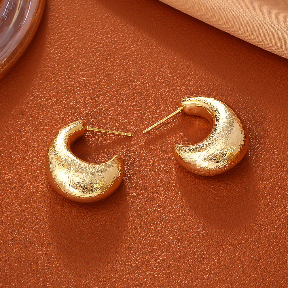 金色C形復古耳釘－商品主圖｜https://igowo.tw/