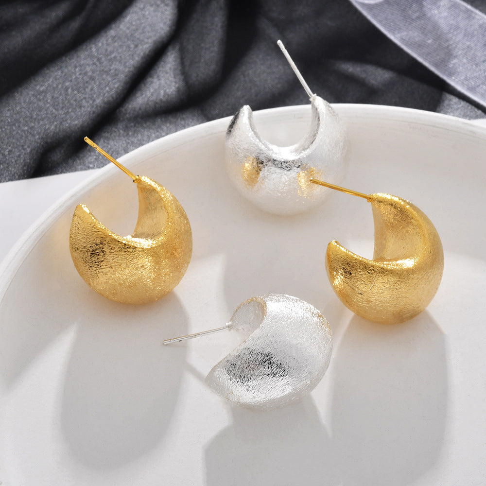 C形磨砂拉絲耳釘－商品主圖｜https://igowo.tw/