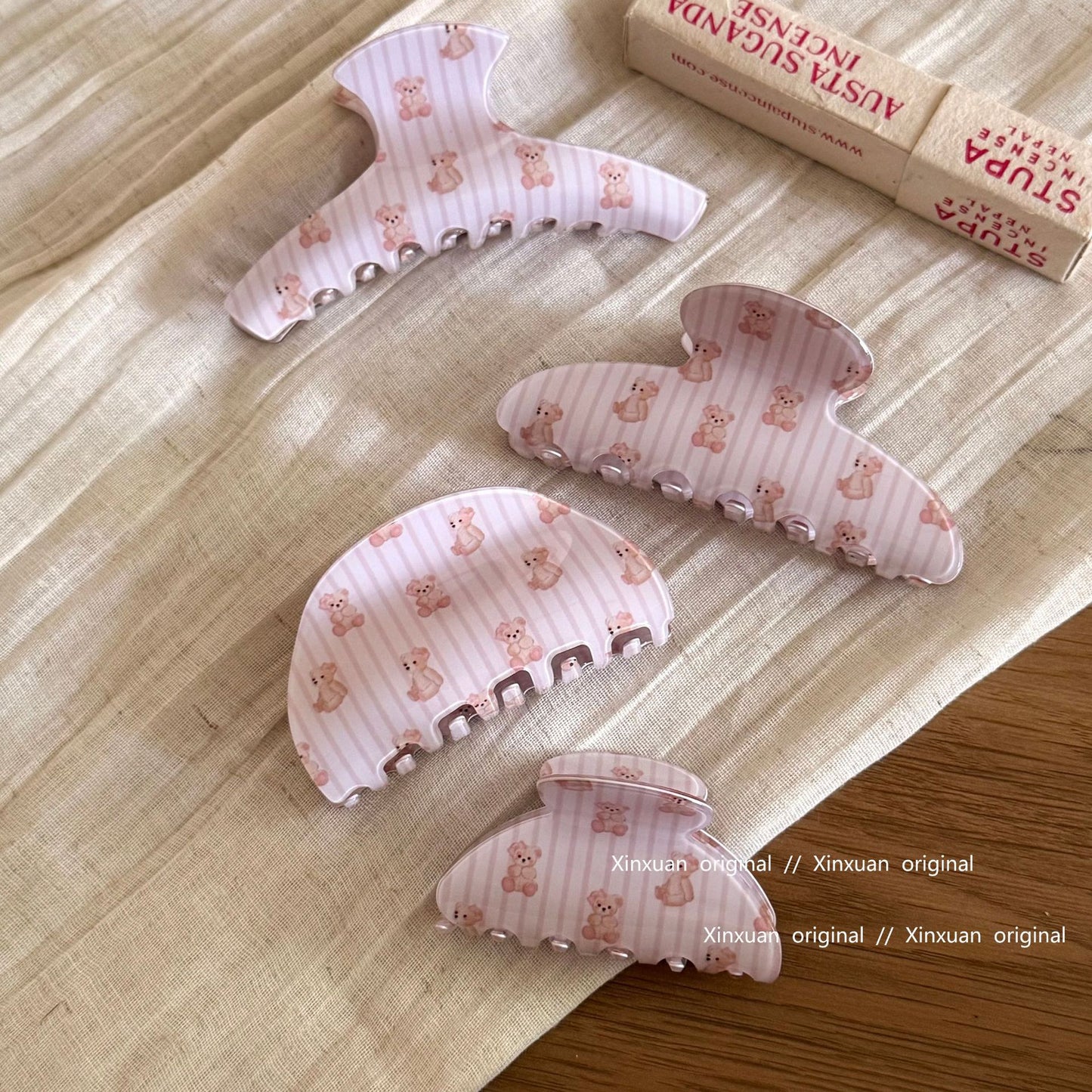粉色格紋小熊鯊魚夾－商品主圖｜https://igowo.tw/