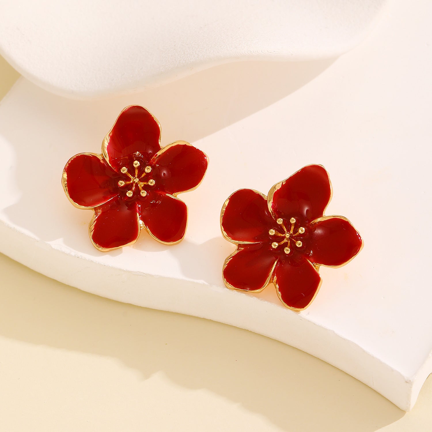 彩色琺瑯花朵立體耳釘－細節特寫4｜https://igowo.tw/