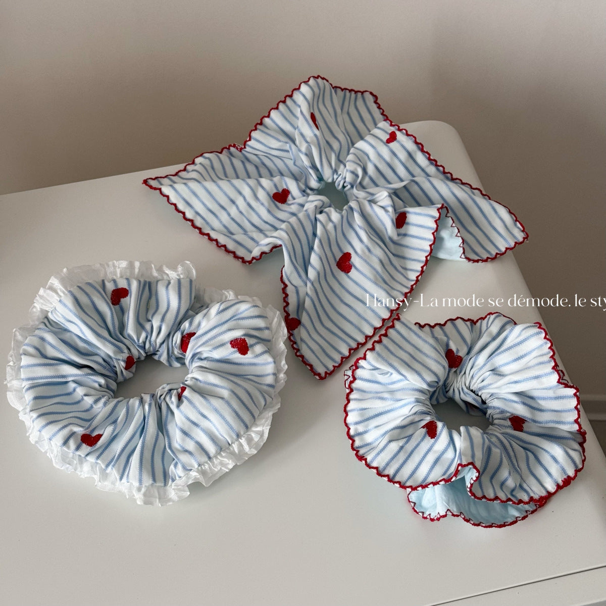 格紋愛心刺繡髮圈－商品主圖｜https://igowo.tw/