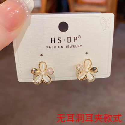 鋯石花朵簡約耳夾－商品主圖｜https://igowo.tw/