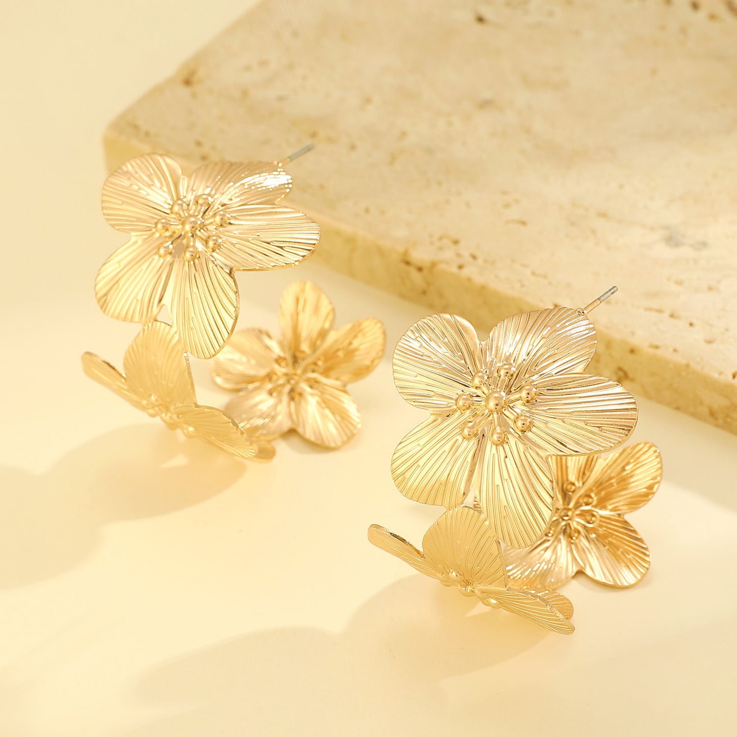 金屬花朵圓圈耳環－細節特寫1｜https://igowo.tw/