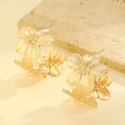 金屬花朵圓圈耳環－細節特寫1｜https://igowo.tw/