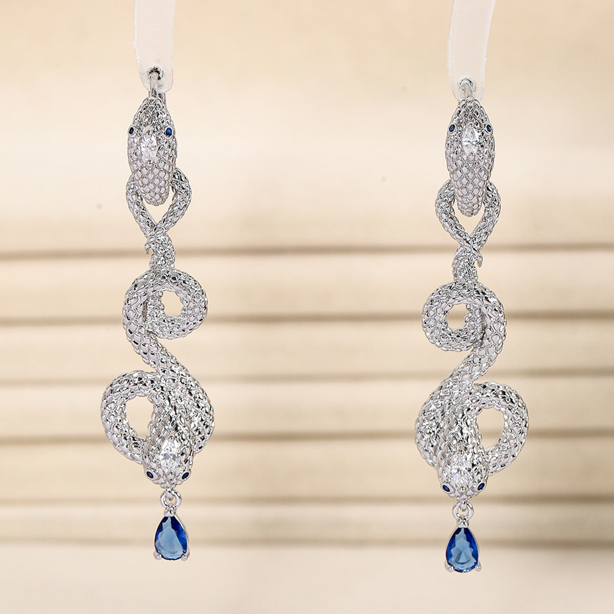 鋯石蛇形水滴鏤空耳墜－商品主圖｜https://igowo.tw/
