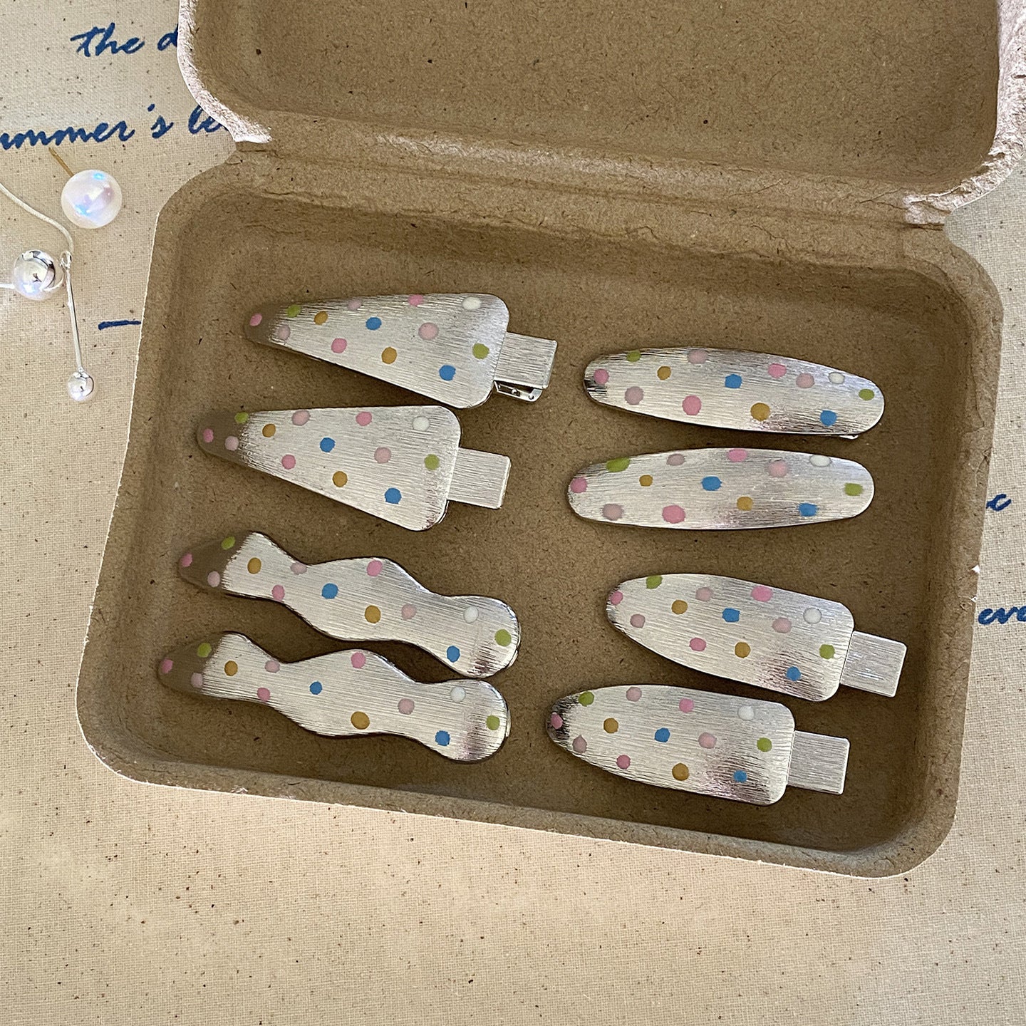 銀色金屬波點拉絲髮夾－商品主圖｜https://igowo.tw/