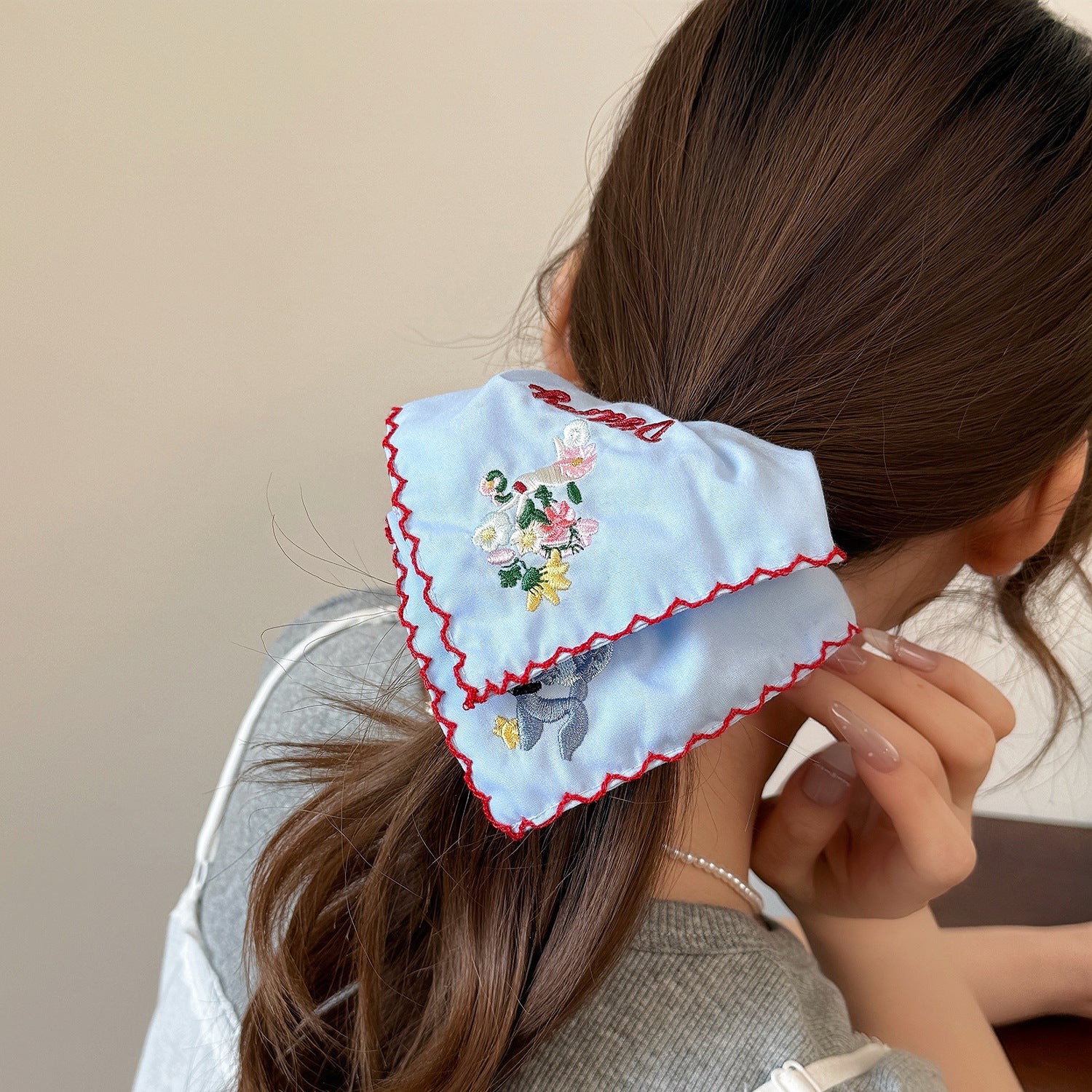 藍色布面兔子刺繡髮圈－商品主圖｜https://igowo.tw/