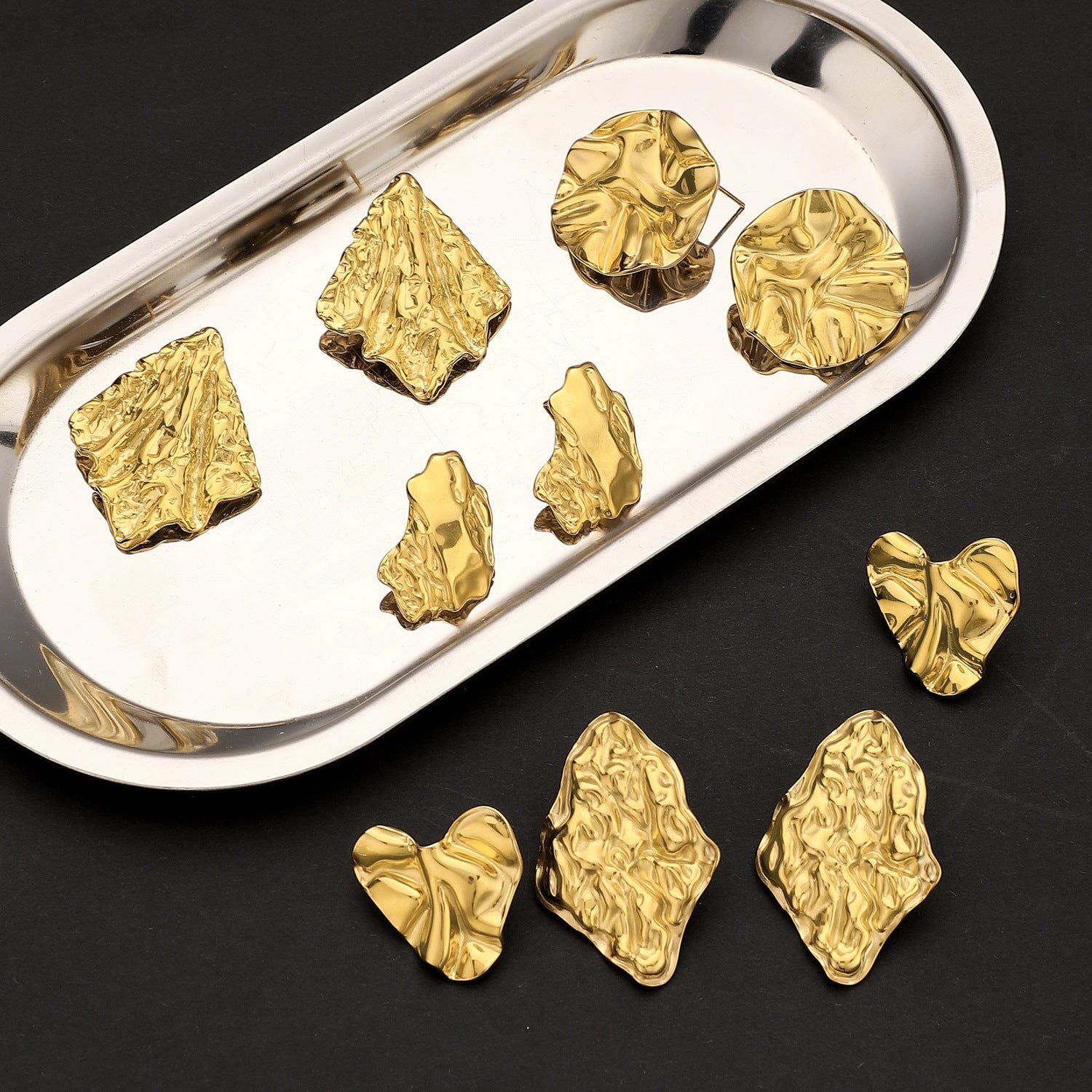 金色不鏽鋼圓形耳釘－細節特寫2｜https://igowo.tw/