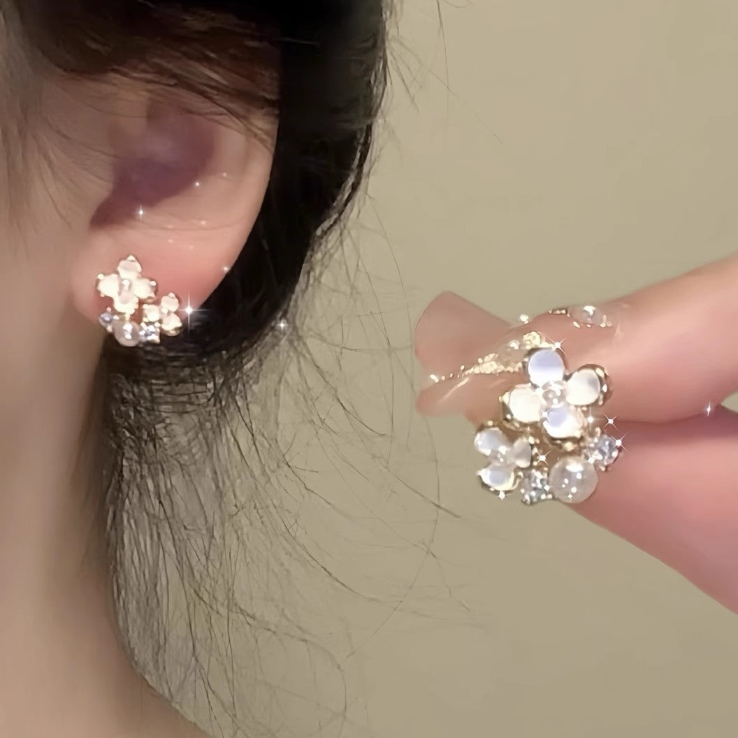 鋯石花朵小巧耳環－商品主圖｜https://igowo.tw/