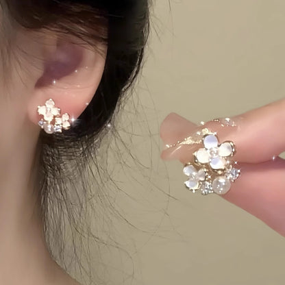 鋯石花朵小巧耳環－商品主圖｜https://igowo.tw/