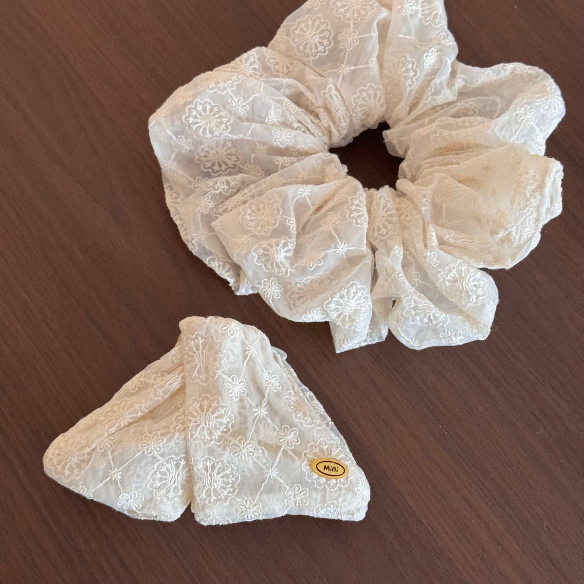 網紗大腸圈刺繡髮圈－細節特寫2｜https://igowo.tw/