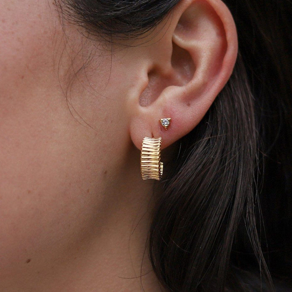 金色格紋C形簡約耳釘－商品主圖｜https://igowo.tw/