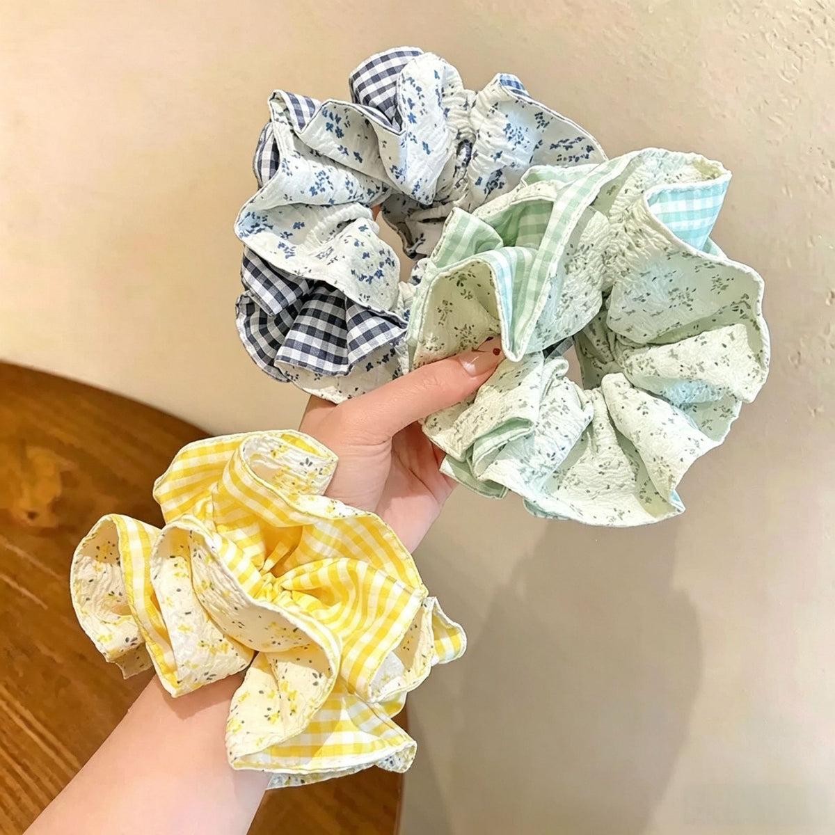 黃色碎花大腸圈髮圈－商品主圖｜https://igowo.tw/