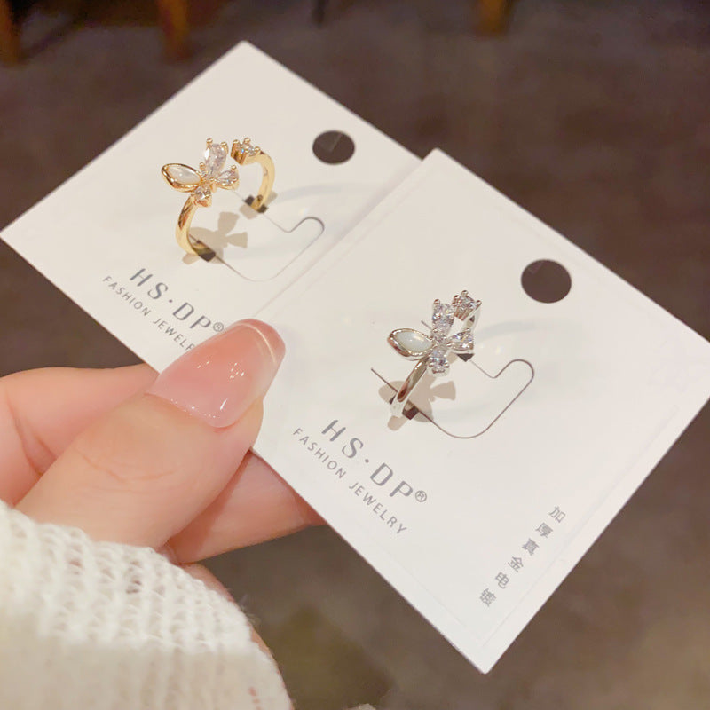 貝殼蝴蝶鑲鑽戒指－商品主圖｜https://igowo.tw/