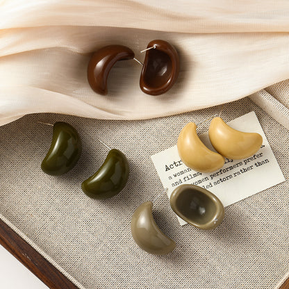 棕色樹脂月亮復古耳釘－商品主圖｜https://igowo.tw/