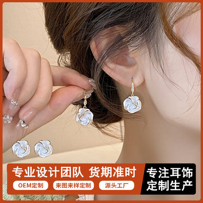 琺瑯鋯石山茶花耳環－商品主圖｜https://igowo.tw/