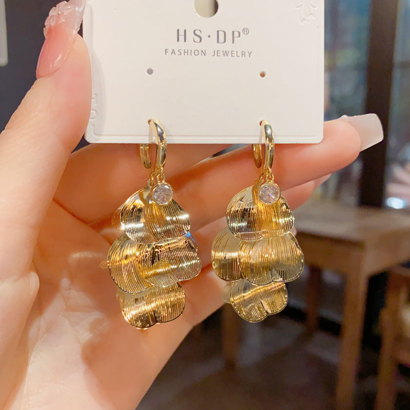 金屬花朵流蘇鏤空耳扣－商品主圖｜https://igowo.tw/