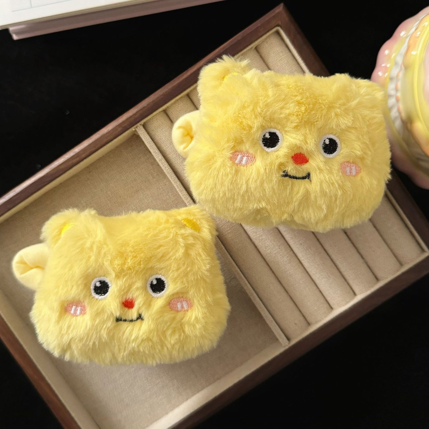 黃色絨面小熊髮夾－商品主圖｜https://igowo.tw/