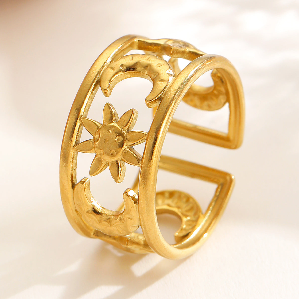 金色不鏽鋼鏤空戒指－細節特寫4｜https://igowo.tw/