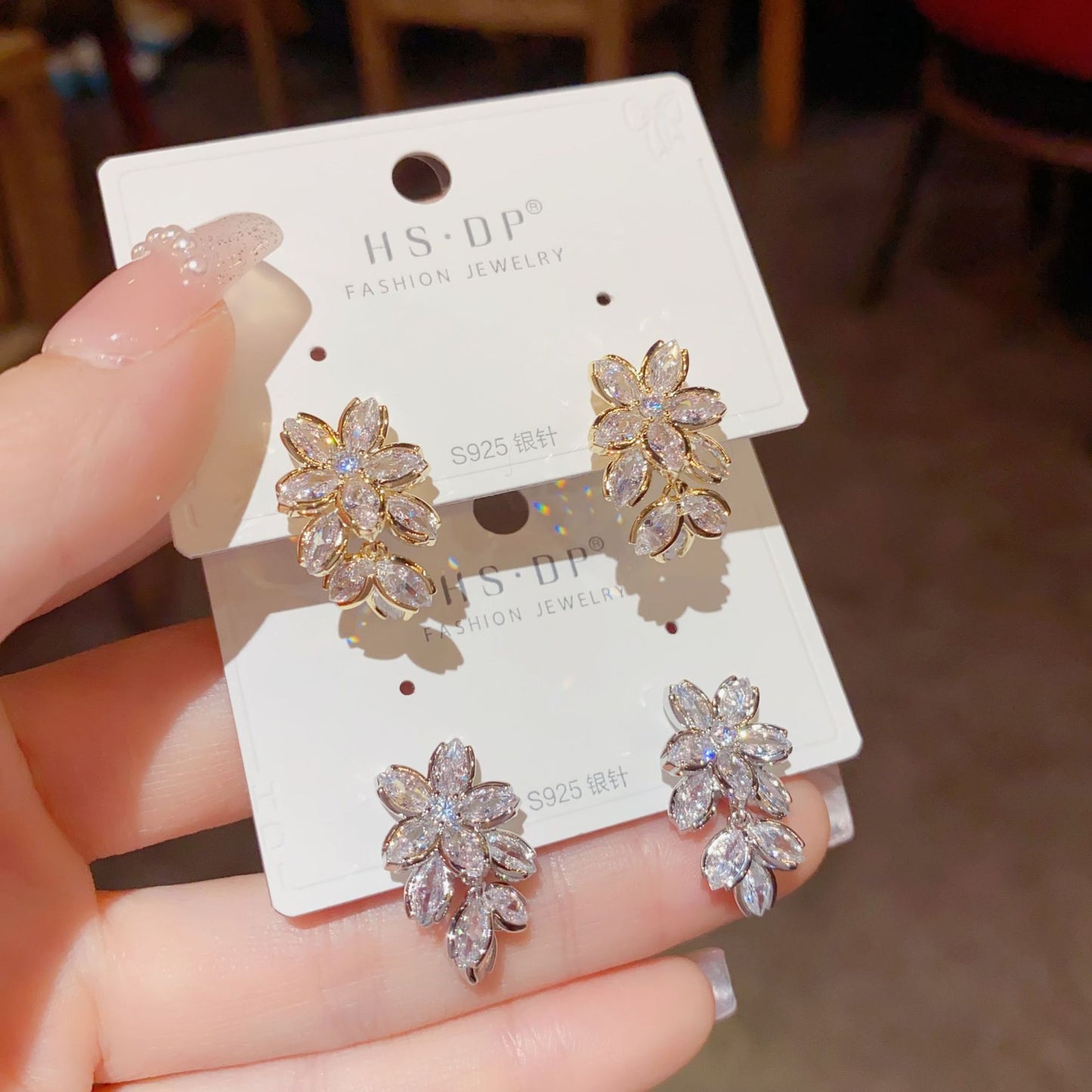 鋯石花朵簡約耳墜－商品主圖｜https://igowo.tw/