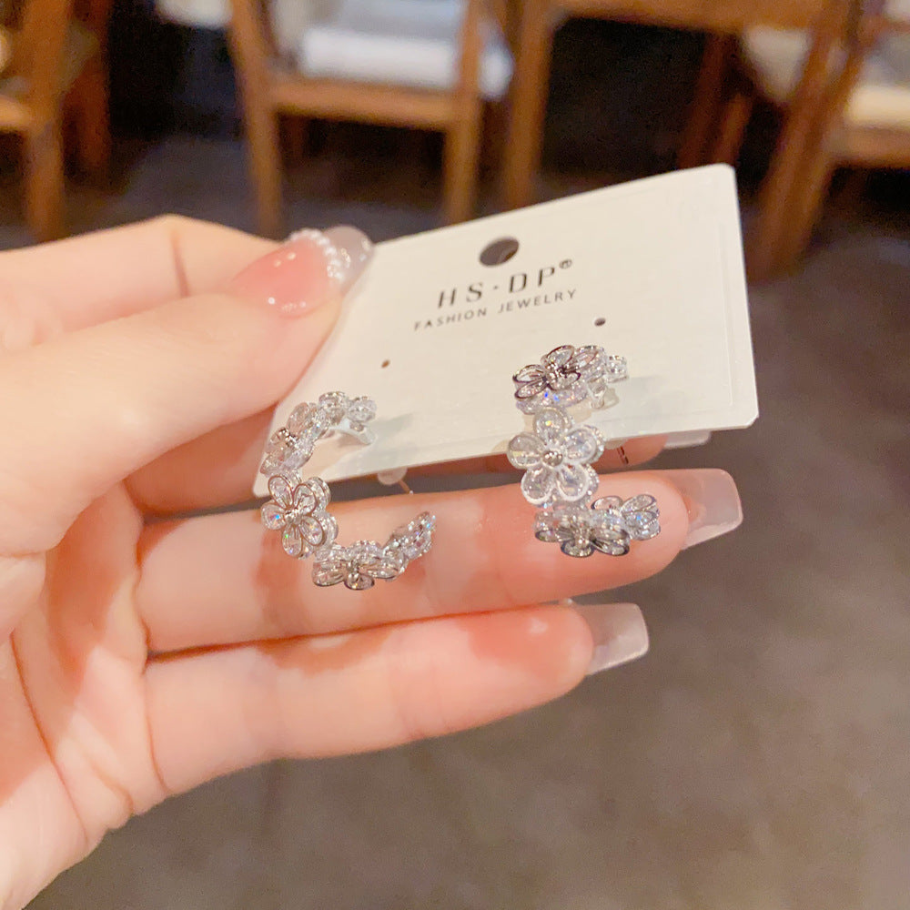 鋯石花朵圓圈耳環－第二視角實拍｜https://igowo.tw/