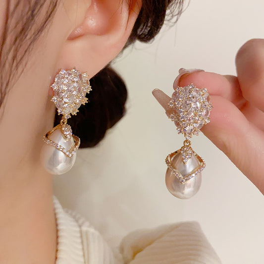 S925白色珍珠鋯石誇張耳墜－商品主圖｜https://igowo.tw/