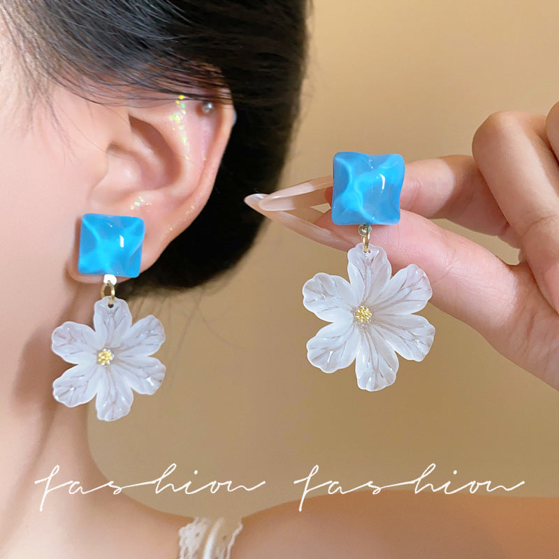 白色花朵耳環－白款細節｜https://igowo.tw/