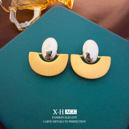 金色愛心拉絲簡約耳釘－細節特寫43｜https://igowo.tw/