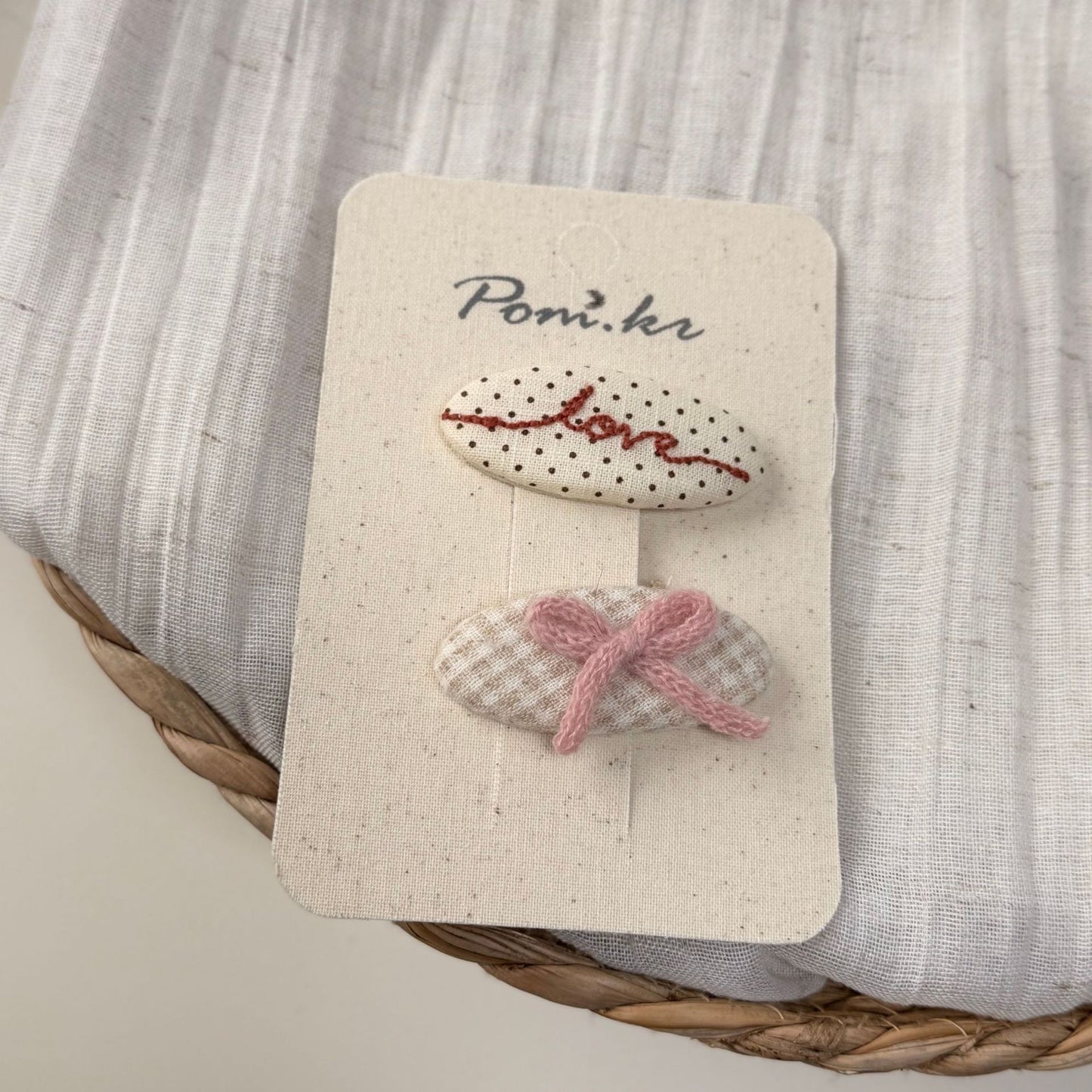 粉色蕾絲波點刺繡髮夾－充棉蝴蝶結款細節｜https://igowo.tw/