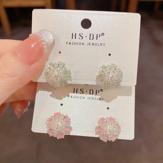 鋯石花朵小巧耳釘－商品主圖｜https://igowo.tw/