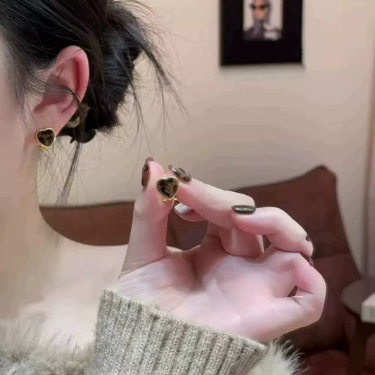 豹紋愛心小巧復古耳釘－商品主圖｜https://igowo.tw/