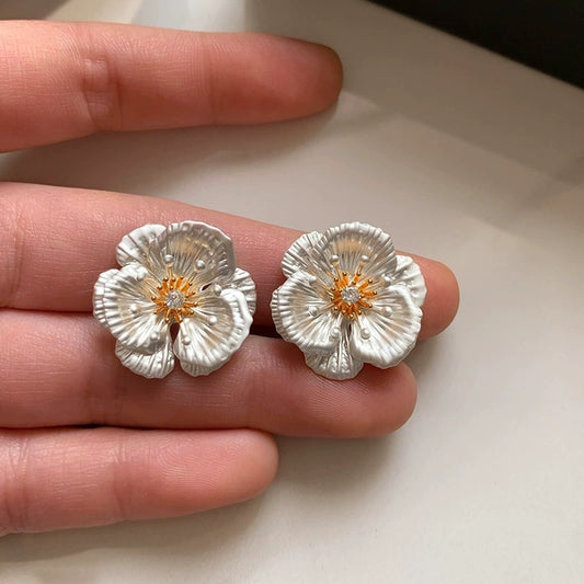白色琺瑯山茶花耳釘－商品主圖｜https://igowo.tw/