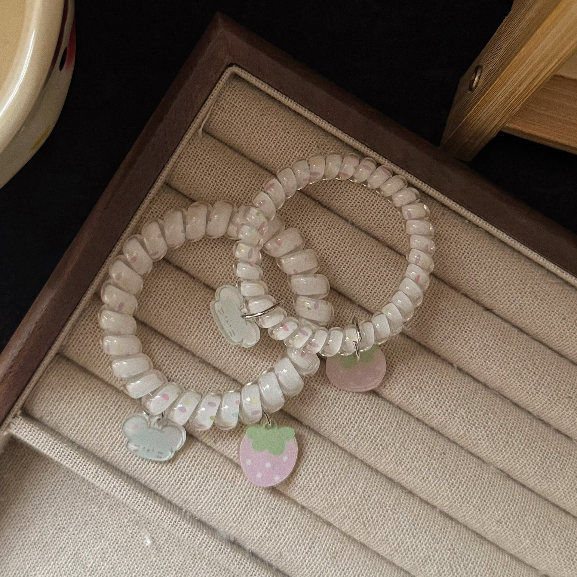 藍色草莓波點髮圈－商品主圖｜https://igowo.tw/