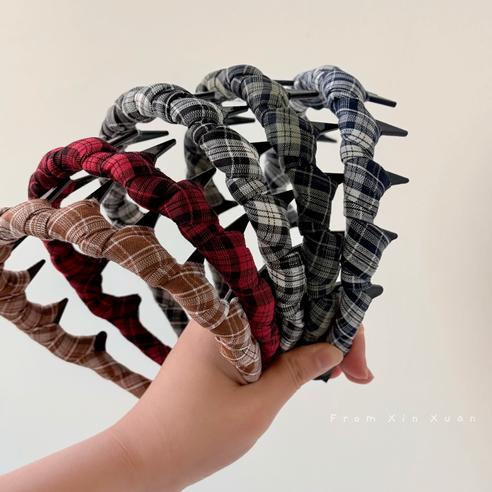 布面格紋纏繞髮箍－灰綠格紋款細節｜https://igowo.tw/