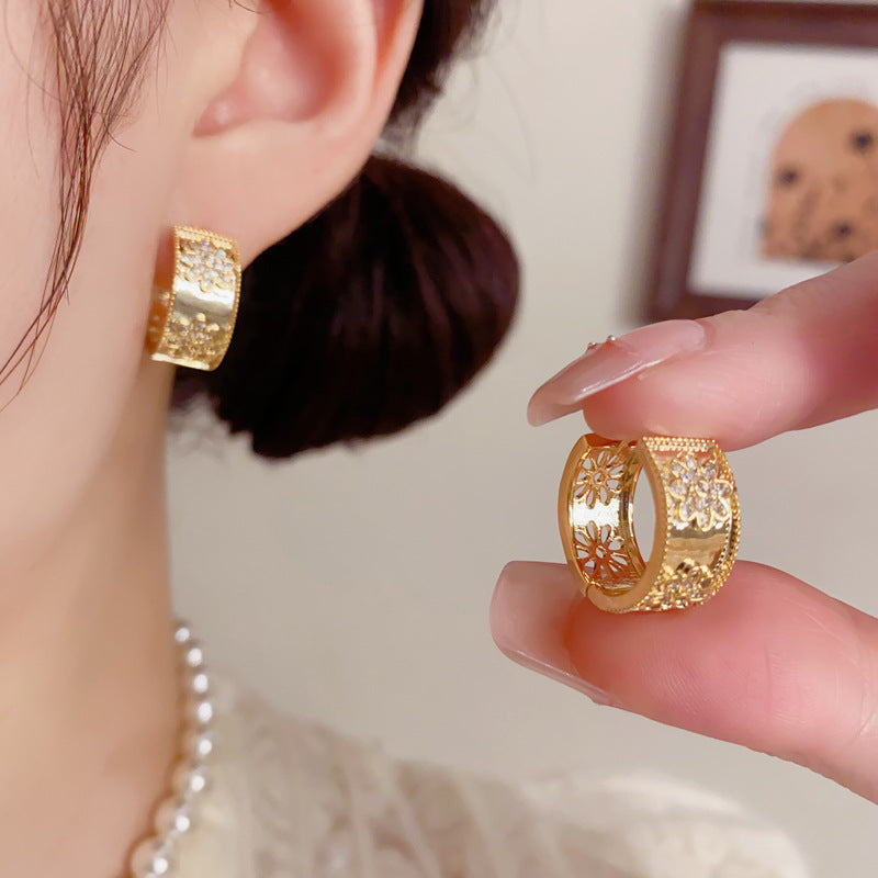 金屬花朵誇張耳扣－商品主圖｜https://igowo.tw/