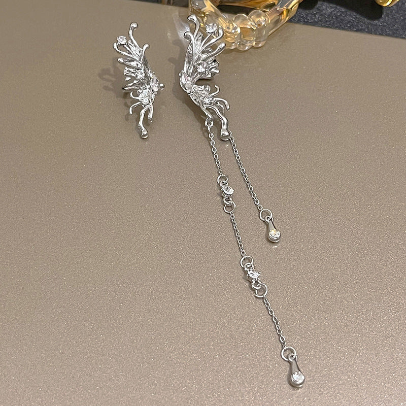 銀針蝴蝶鏈條流蘇耳環－細節特寫1｜https://igowo.tw/