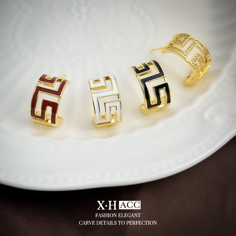 琺瑯C形不對稱耳環－銀針-金色款細節2｜https://igowo.tw/
